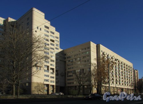Гжатская улица, дом 1, литера Б (слева) и проспект Непокоренных, дом 14 / Гражданский проспект, дом 2 (справа). Фото 2 ноября 2017 года.