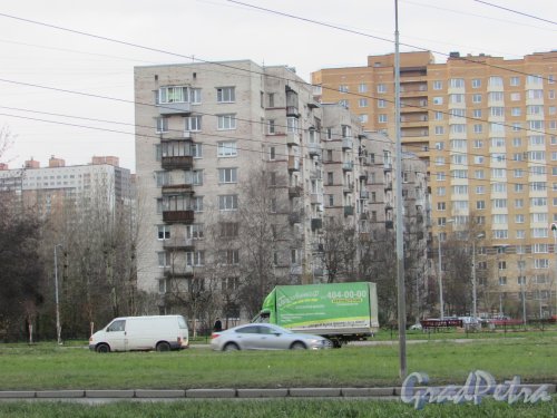 улица Орджоникидзе, дом 63, литера А. Общий вид 9-этажного жилого дома. Фото 9 ноября 2017 года.