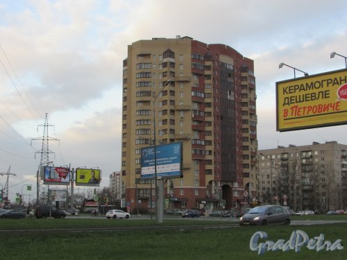 улица Орджоникидзе, дом 58, корпус 1, литера А. Общий вид 16-этажного жилого дома. Фото 9 ноября 2017 года.