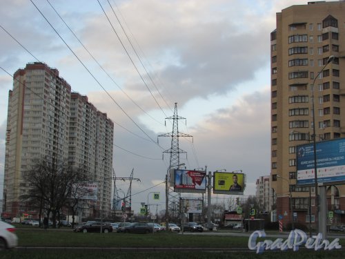 улица Орджоникидзе. Общий вид ЛЭП между домом 52 и домом 58 с Витебского проспекта. Фото 9 ноября 2017 года.