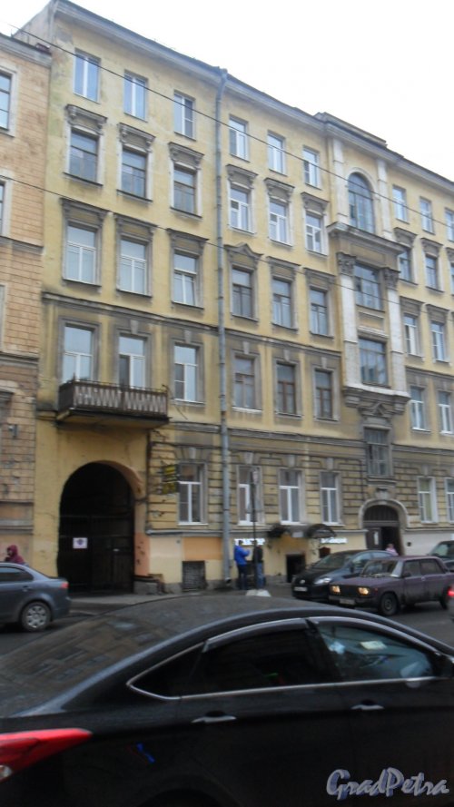 Улица Бронницкая, дом 7. 6-этажный жилой дом 1903 года постройки. Год проведения реконструкции 1985. 3 парадные, 80 квартир. Фото 13 ноября 2017 года.