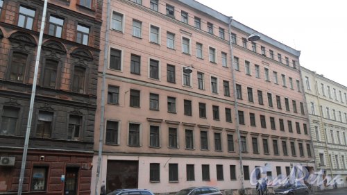 Улица Бронницкая, дом 11. 6-этажное административное здание. В советский период здесь располагалась табачная фабрика имени Клары Цеткин. Фото 13 ноября 2017 года.