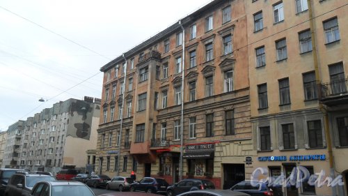 Улица Бронницкая, дом 10. 5-этажный жилой дом 1899 года постройки. 3 парадные, 19 квартир. Фото 13 ноября 2017 года.