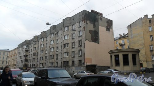 Улица Бронницкая, дом 4. 5-этажный жилой дом индивидуального проекта 1974 года постройки. 3 парадные, 60 квартир. Фото 13 ноября 2017 года.