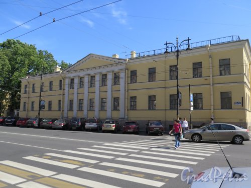 Кирочная ул., д. 39. 1-я солдатская казарма лейб-гвардии Преображенского полка. Главный фасад после реставрации. фото июль 2015 г.