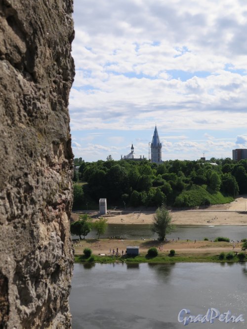 Вид на эстонский берег реки Нарвы через бойницу Ивангородской крепости. фото июль 2015 г.