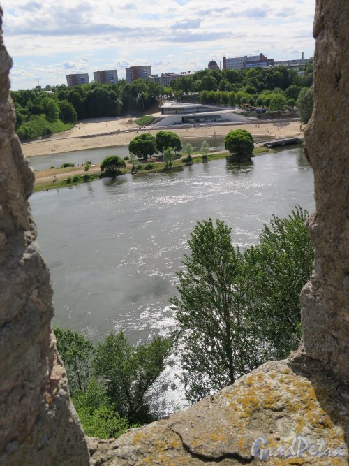 Вид на реку Нарва через бойницу Ивангородской крепости. фото июль 2015 г.