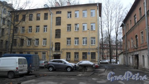 Улица Перекопская, дом 5, литер Д. 4-этажный жилой дом 1917 года постройки. 1 парадная, 10 квартир. Фото 5 ноября 2017 года.