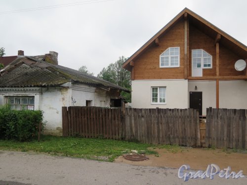 Кустова ул. (Гатчина), дом 25 (правый) и дом 27 (левый). Жилые дома. фото июль 2015 г.