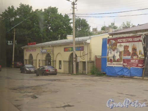 Киевская ул. (Гатчина), д. 2а. Магазин автозапчастей. фото июль 2015 г.