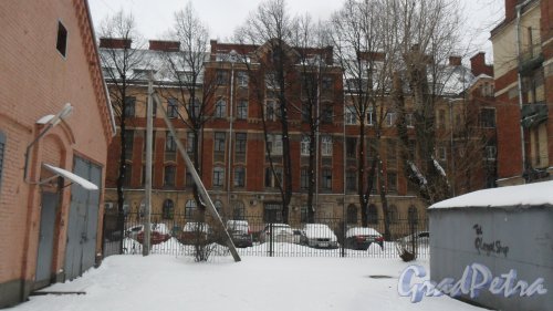 Боткинская улица, дом 1, литер Б. Вид дома со стороны ЛОВД Санкт-Петербург-Финляндский. Фото 24 декабря 2017 года.