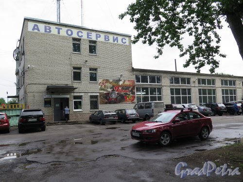 Морская ул. (Мартышкино), д. 92. Здание Автосервиса «Форт». Общий вид. фото июль 2015 г.