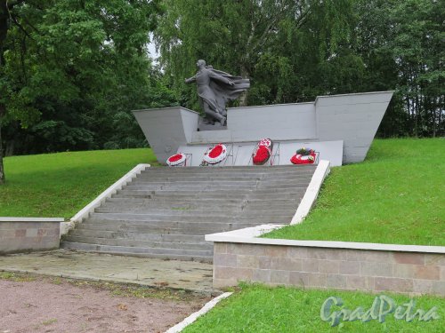 Морская ул. Мартышкинский воинский мемориал, 1975. Памятник. фото июль 2015 г.