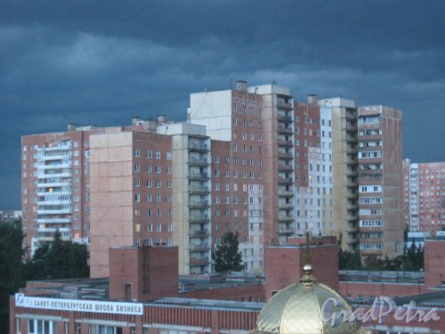 ул. Маршала Захарова, дом 60. Вид из окна дома 43, корпус 1 по пр. Маршала Жукова. Фото 19 августа 2017 г.