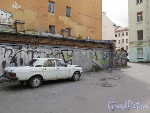 Подрезова улица, дом 12, литера В. Двор и гаражи с граффити. фото июль 2015 г.