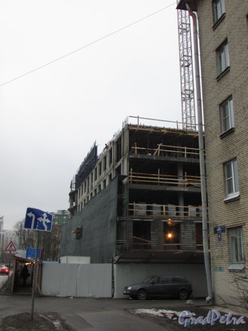 улица Беринга, дом 14 / Малый проспект В.О., дом 63. Вид на строительство жилого дома со стороны улицы Беренга. Фото 27 января 2018 года.