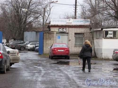 Бухарестская улица, дом 24, корпус 2. Вход на территорию прачечной-химчистке «ДИАДА». Фото 5 января 2017 года.