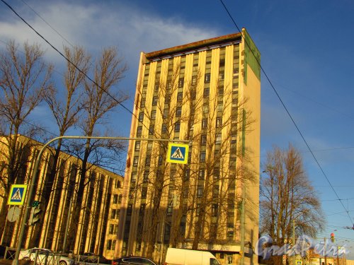 Новороссийская улица, дом 50, литера А. Высотная часть здания Санкт-Петербургского государственного торгово-экономического университета. Фото 20 января 2017 года.
