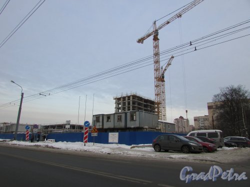 Будапештская улица, участок 1 (севернее дома 6, литера А по Будапештской улице). Общий вид строительства ЖК «Твин Хаус» со стороны Будапештской улицы. Фото 15 февраля 2018 года.