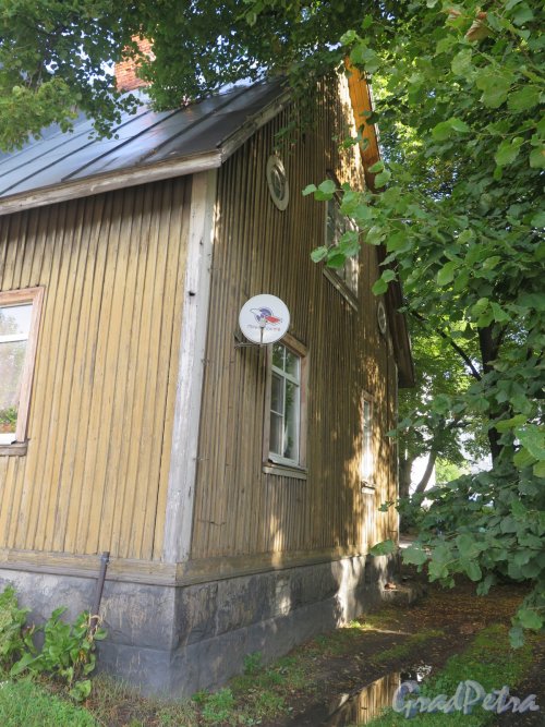 Офицерская ул. (Выборг), д. 13. Индивидуальный жилой дом. Боковой фасад. фото сентябрь 2015 г.