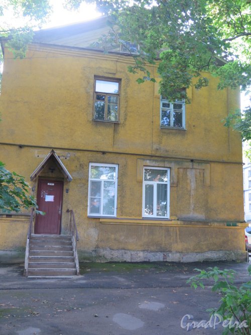 Тупиковая ул. (Выборг), д. 1. Малоэтажный жилой дом. Боковой фасад. фото сентябрь 2015 г.