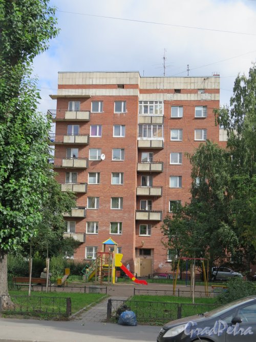 Петрозаводская ул., д. 5. 7-этажный жилой дом. Общий вид здания со стороны двора. фото сентябрь 2015 г.