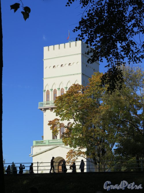 Фермская дорога (Пушкин), д. 2. Павильон Белая башня, 1821-27, арх. А.А. Менелас. Вид из-за бастионов. фото октябрь 2015 г.