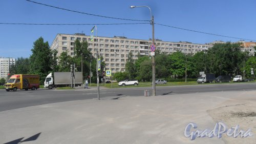 Улица Димитрова, дом 4, корпус 1, литер  А. 9-этажный жилой дом серии 1-ЛГ-602В 1972 года постройки. 13 парадных, 475 квартир. Фото 24 мая 2018 года.