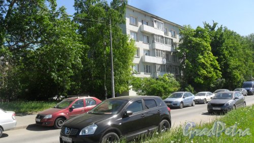 Белградская улица, дом 46. 5-этажный жилой дом серии 1ЛГ-502-9 1965 года постройки (реновированный). 9 парадных, 134 квартиры. Фото 29 мая 2018 года.