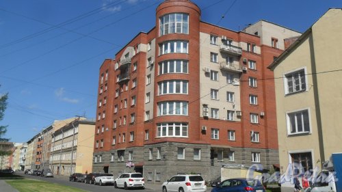 Воронежская улица, дом 92. 7-этажный жилой дом 2002 года постройки. 4 парадные, 47 квартир. Фото 31 мая 2018 года.