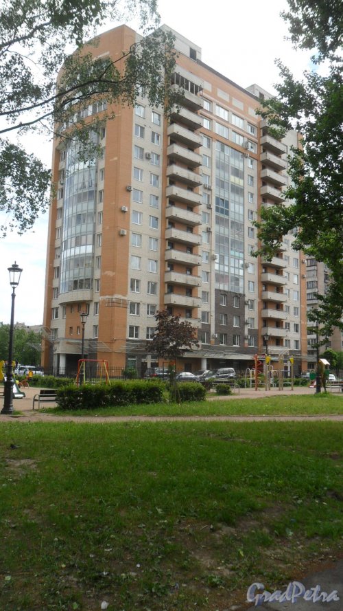 Улица Димитрова, дом 8, корпус 2. 15-этажный жилой дом 2005 года постройки. 2 парадные, 91 квартира. Фото 6 июня 2018 года.