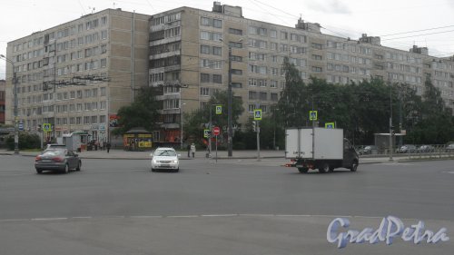 Улица Димитрова, дом 11 / Булвпештская ул, дом 67. 9-этажный жилой дом серии 1Лг-602В 1973 года постройки. 8 парадных, 285 квартир. Фото 7 июня 2018 года.
