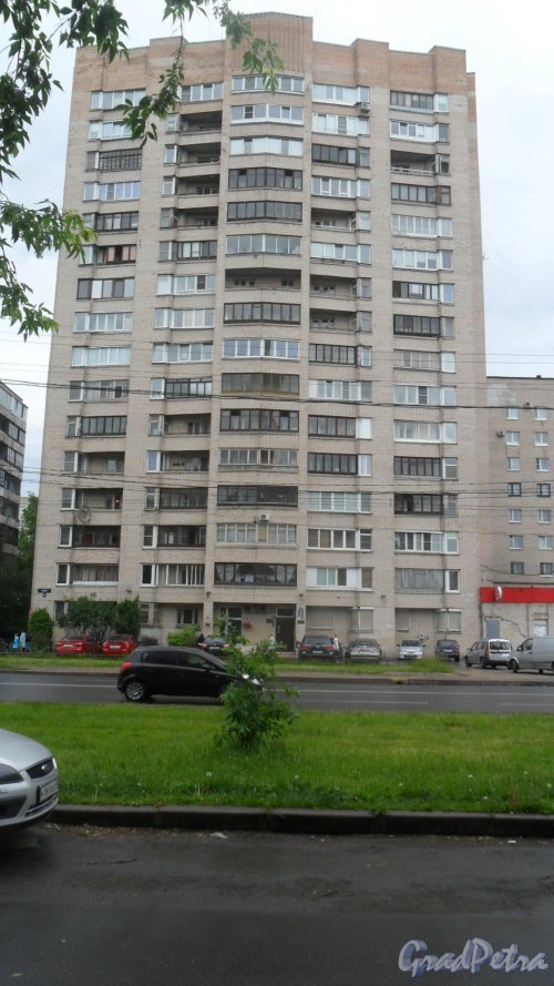 Улица Димитрова, дом 18, корпус 1, 8-я парадная. 16-этажная секция дома. Фото 11 июня 2018 года.
