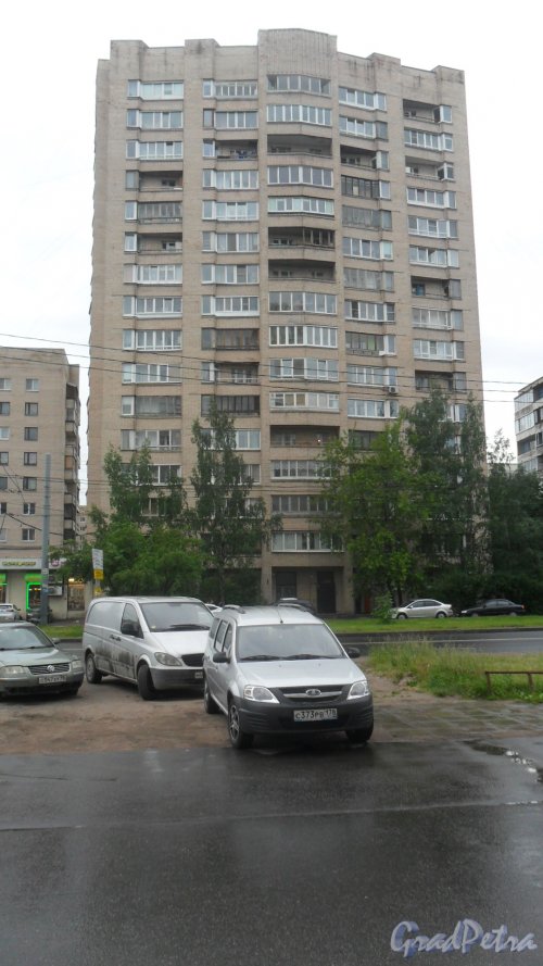 Улица Димитрова, дом 16, корпус 1, 8-я парадная. 16-этажная секция дома. Фото 11 июня 2018 года.