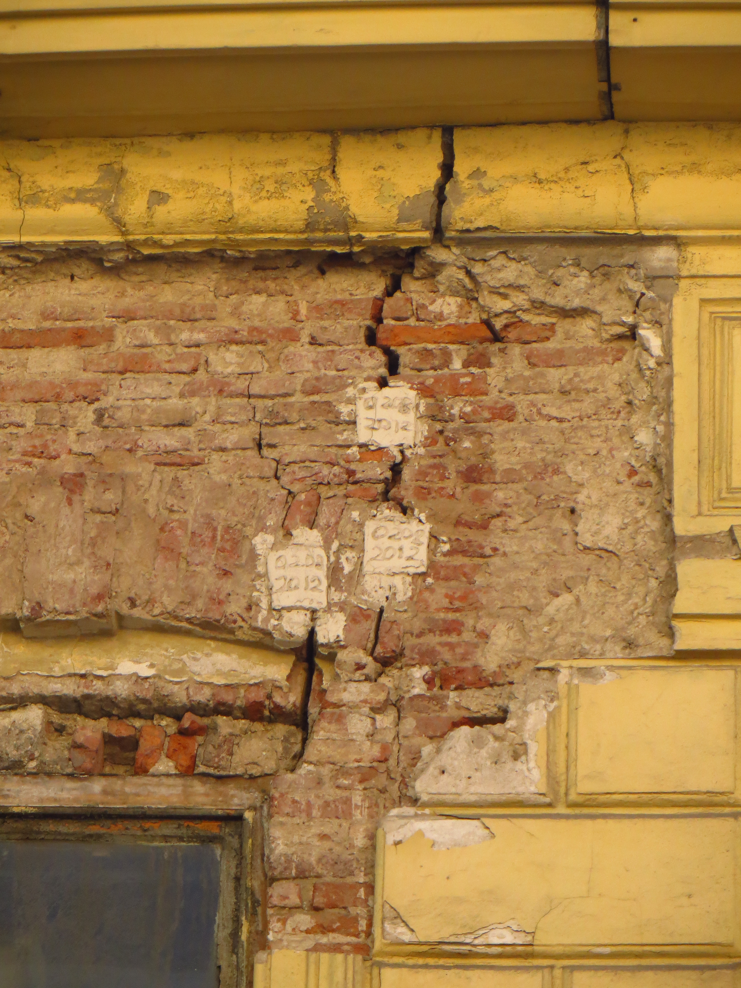 Трещины в стенах дома. Трещины на фасадах зданий. Трещина в кирпичной стене. Трещина в кирпичной перегородке. Трещина в стене дома.