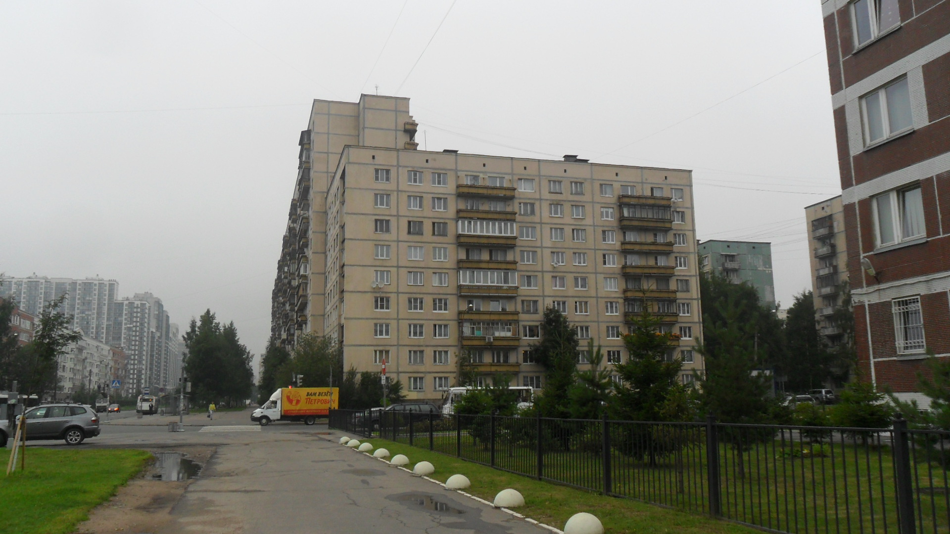 Фотографии Санкт-Петербург: Композиторов ул., д. 5, Выборгский р-н Санкт- Петербурга - GradPetra. Улица Композиторов, дом 5. 9-14-этажный жилой дом  137 серии 1982 года постройки. Фото 7 августа 2015 года.