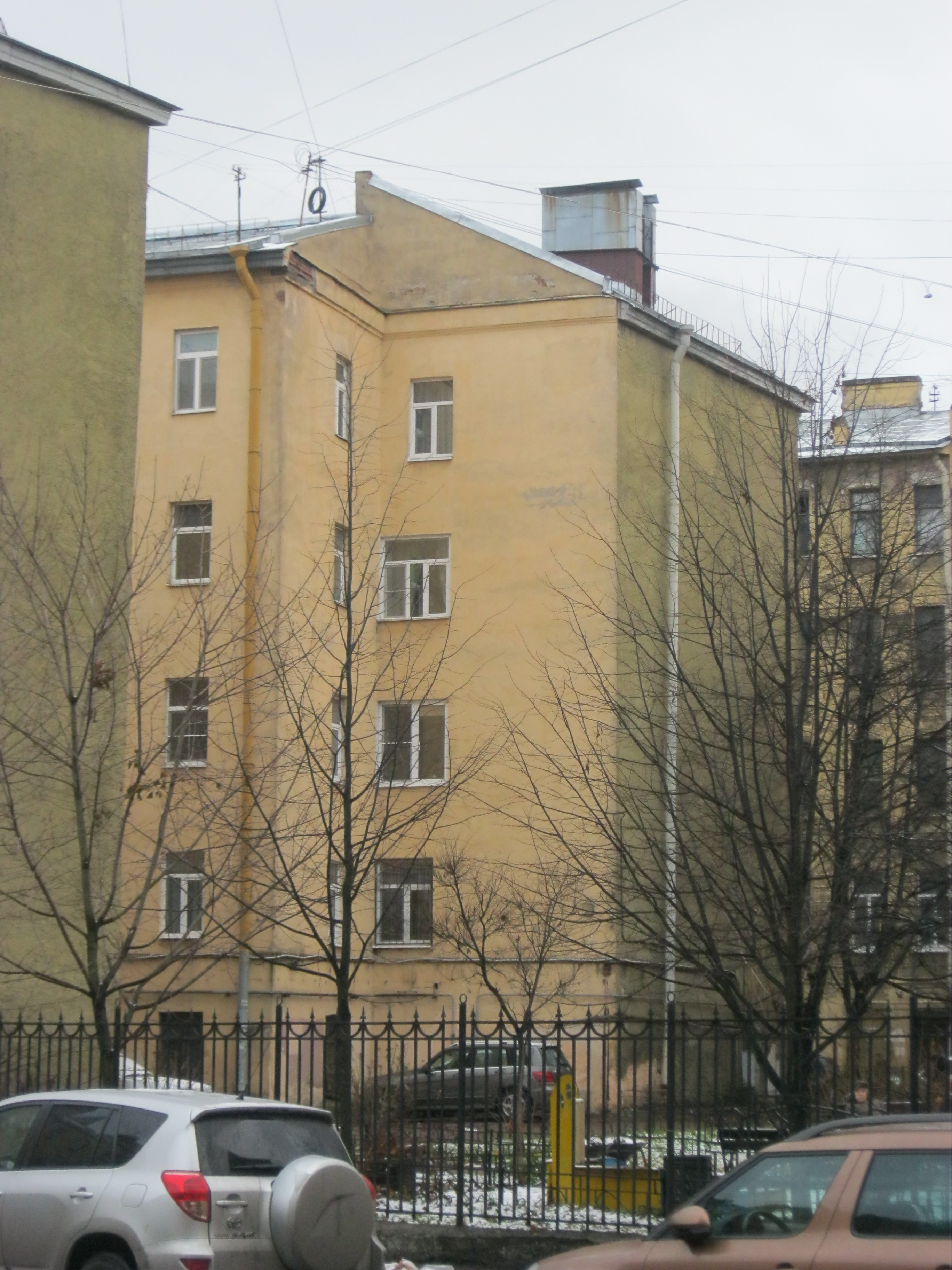 Фотографии Санкт-Петербург: Лизы Чайкиной ул., д. 31, Петроградский р-н  Санкт-Петербурга - GradPetra. Ул. Лизы Чайкиной, дом 31 (Кронверкский пр.,  дом 63). Фрагмент здания (часть, выходящая фасадом на Съезжинскую ул.). Вид  со стороны