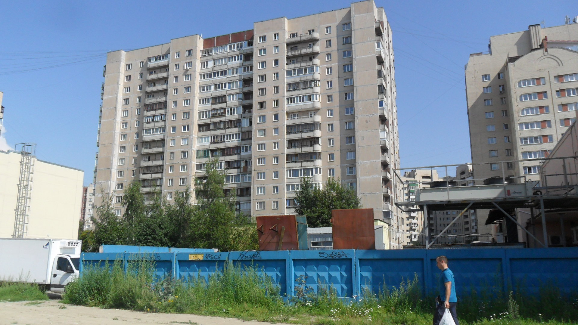 Фотографии Санкт-Петербург: Репищева ул., д. 15, Приморский р-н Санкт- Петербурга - GradPetra. Репищева улица, дом 15, корпус 3. 16-этажный жилой  дом 137 серии 1994 года постройки. 2 парадные, 158 квартир. Фото 27 июля  2016 года.