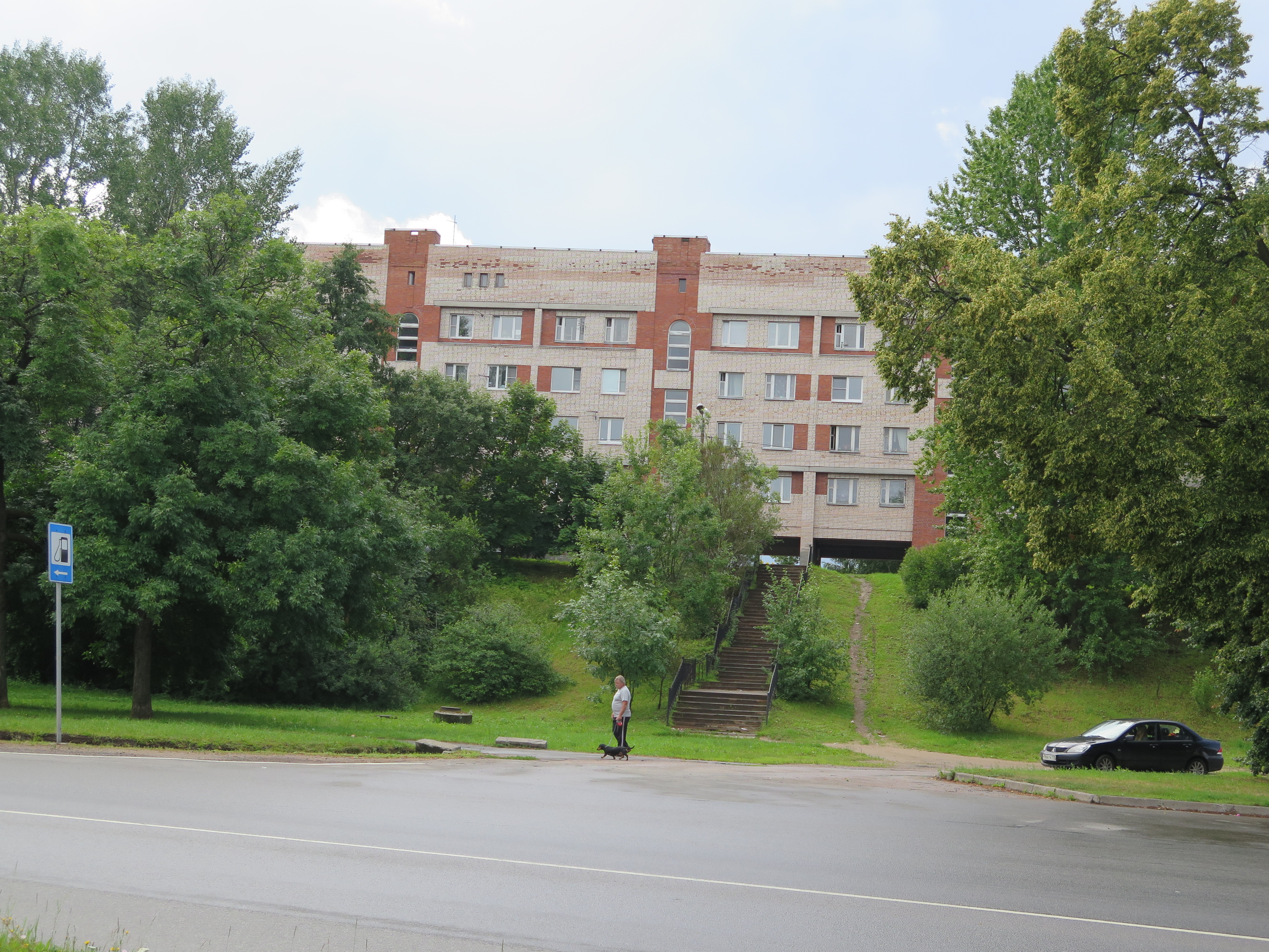 Фотографии Санкт-Петербург: Жоры Антоненко ул. (Мартышкино), д. 8,  Петродворцовый р-н Санкт-Петербурга - GradPetra. Пос. Мартышкино, ул. Жоры  Антоненко, д. 8. 5-ти этажный жилой дом. Фрагмент. Вид с Подножия холма.  фото июль ...